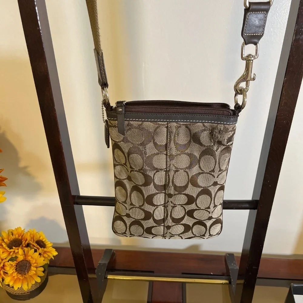 Coach Signature C Swing Pack Crossbody Bag.
See pictures for condition  of bag - Picture 4 of 13